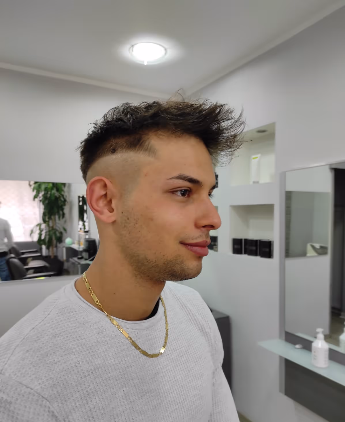 Tagli di capelli uomo moderni e alla moda, ideali per giovani che vogliono valorizzare il proprio stile con look freschi e dinamici. Scopri le migliori acconciature maschili corte, sfumate e di tendenza.