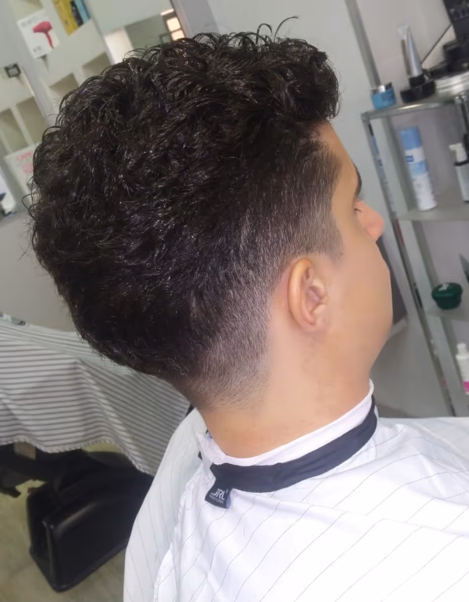 Tagli di capelli uomo moderni e alla moda, ideali per giovani che vogliono valorizzare il proprio stile con look freschi e dinamici. Scopri le migliori acconciature maschili corte, sfumate e di tendenza.