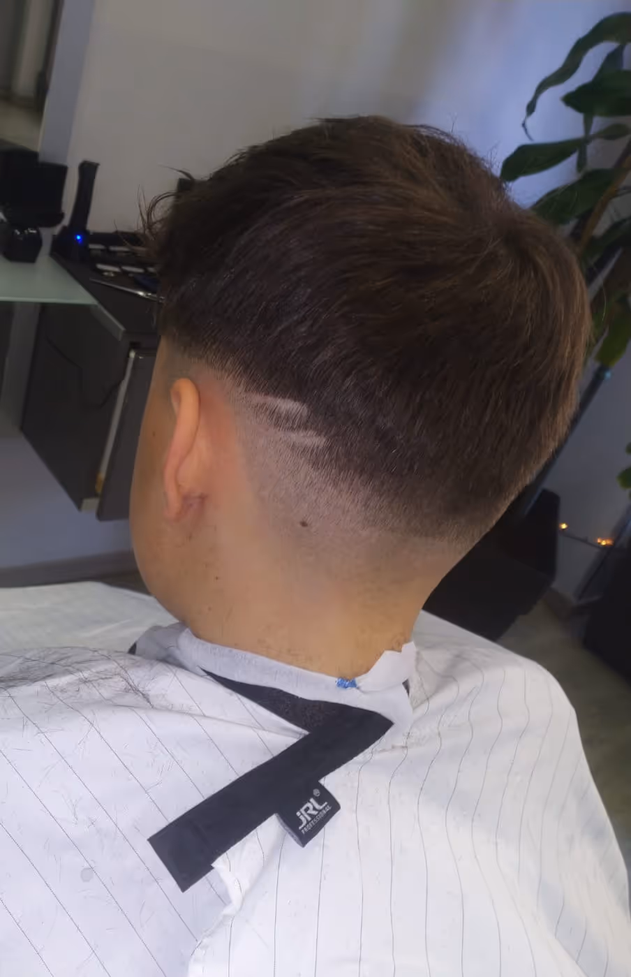 Tagli di capelli uomo moderni e alla moda, ideali per giovani che vogliono valorizzare il proprio stile con look freschi e dinamici. Scopri le migliori acconciature maschili corte, sfumate e di tendenza.