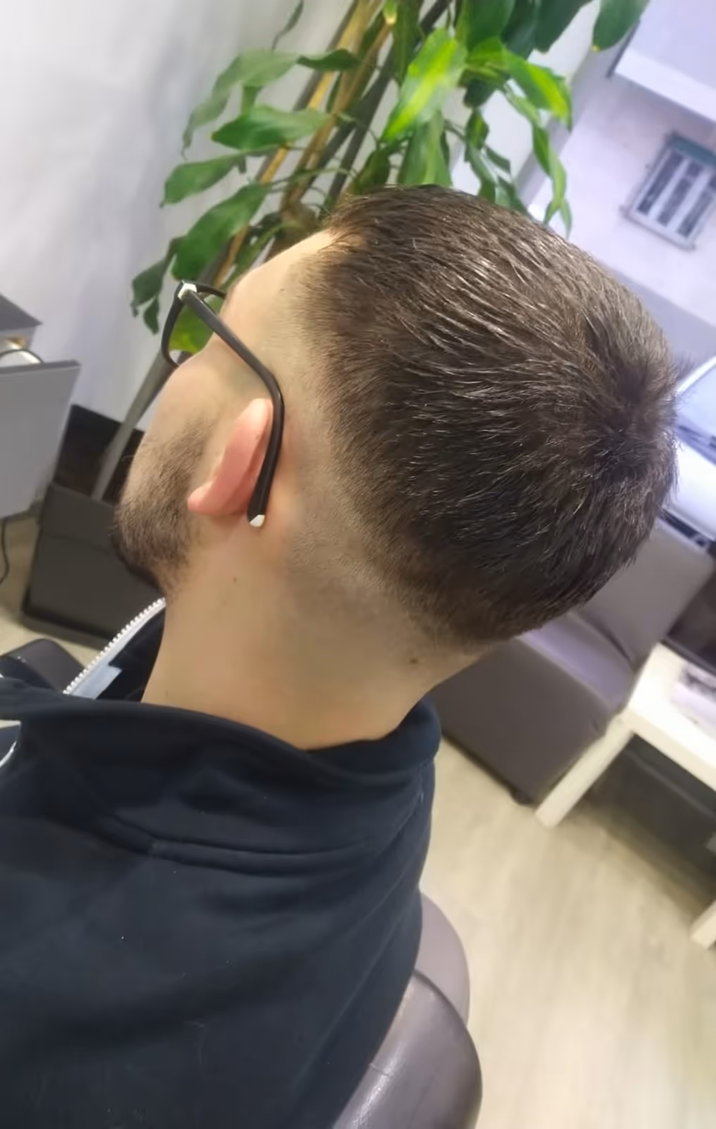 Tagli di capelli uomo moderni e alla moda, ideali per giovani che vogliono valorizzare il proprio stile con look freschi e dinamici. Scopri le migliori acconciature maschili corte, sfumate e di tendenza.